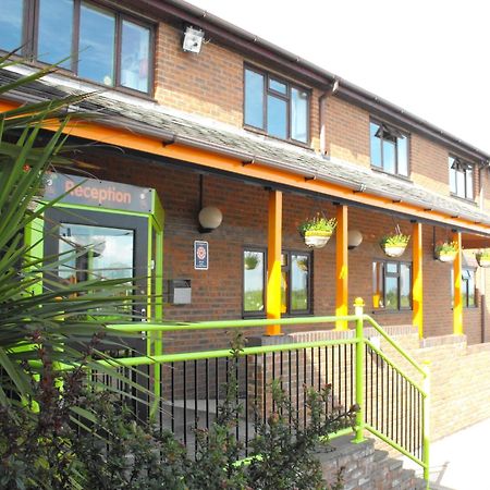 Happy Guests Lodge Lower Whitley Exterior photo