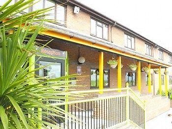 Happy Guests Lodge Lower Whitley Exterior photo